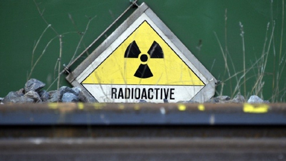 Cartel de radiactividad en Tomioka. Foto de EFE / Christophe Karaba