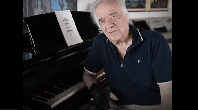 21 años después, este pianista pudo volver a tocar gracias a unos guantes biónicos