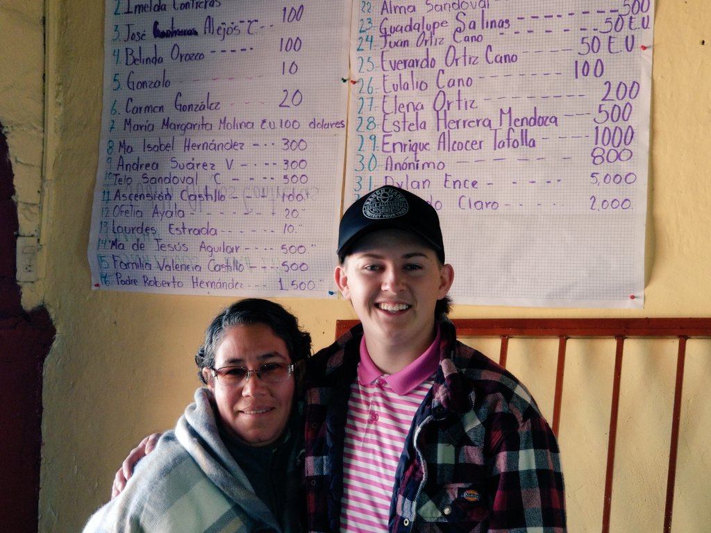 Joven estadounidense dona un camión y útiles escolares a una escuela de Michoacán