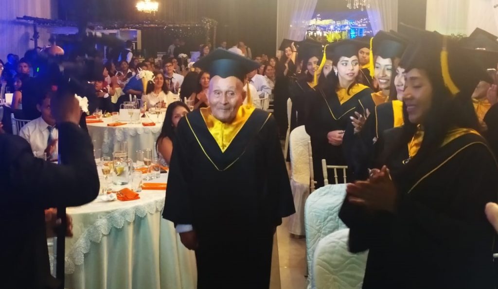 abuelito-se-gradua-3