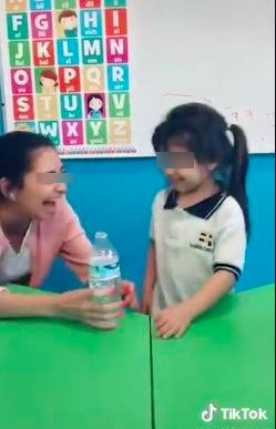 Y todo por likes: Corren a maestra por hacer 'bromita' a niña de Kinder