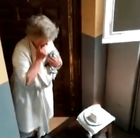 Aw: Desde sus balcones vecinos le cantan "Feliz cumpleaños" a abuelita por su cumpleaños 80