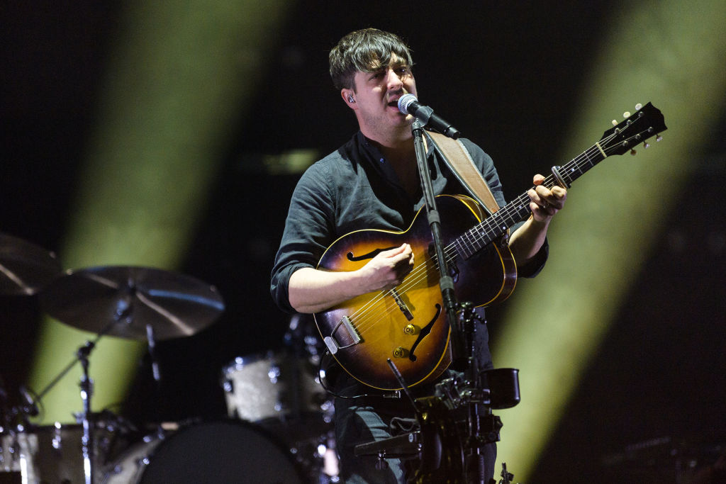 Marcus Mumford comparte cover de "You’ll Never Walk Alone" para ayudar a gente afectada por coronavirus