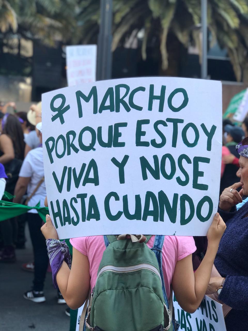 "Marcho con mis hijas para no marchar por ellas" y más pancartas poderosas en la marcha del 8M de CDMX