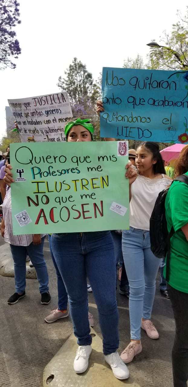 "Marcho con mis hijas para no marchar por ellas" y más pancartas poderosas en la marcha del 8M de CDMX