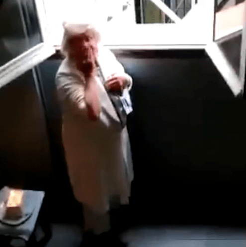 Aw: Desde sus balcones vecinos le cantan "Feliz cumpleaños" a abuelita por su cumpleaños 80