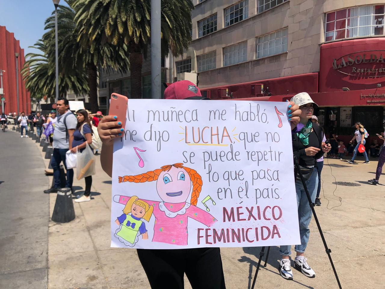 "Marcho con mis hijas para no marchar por ellas" y más pancartas poderosas en la marcha del 8M de CDMX