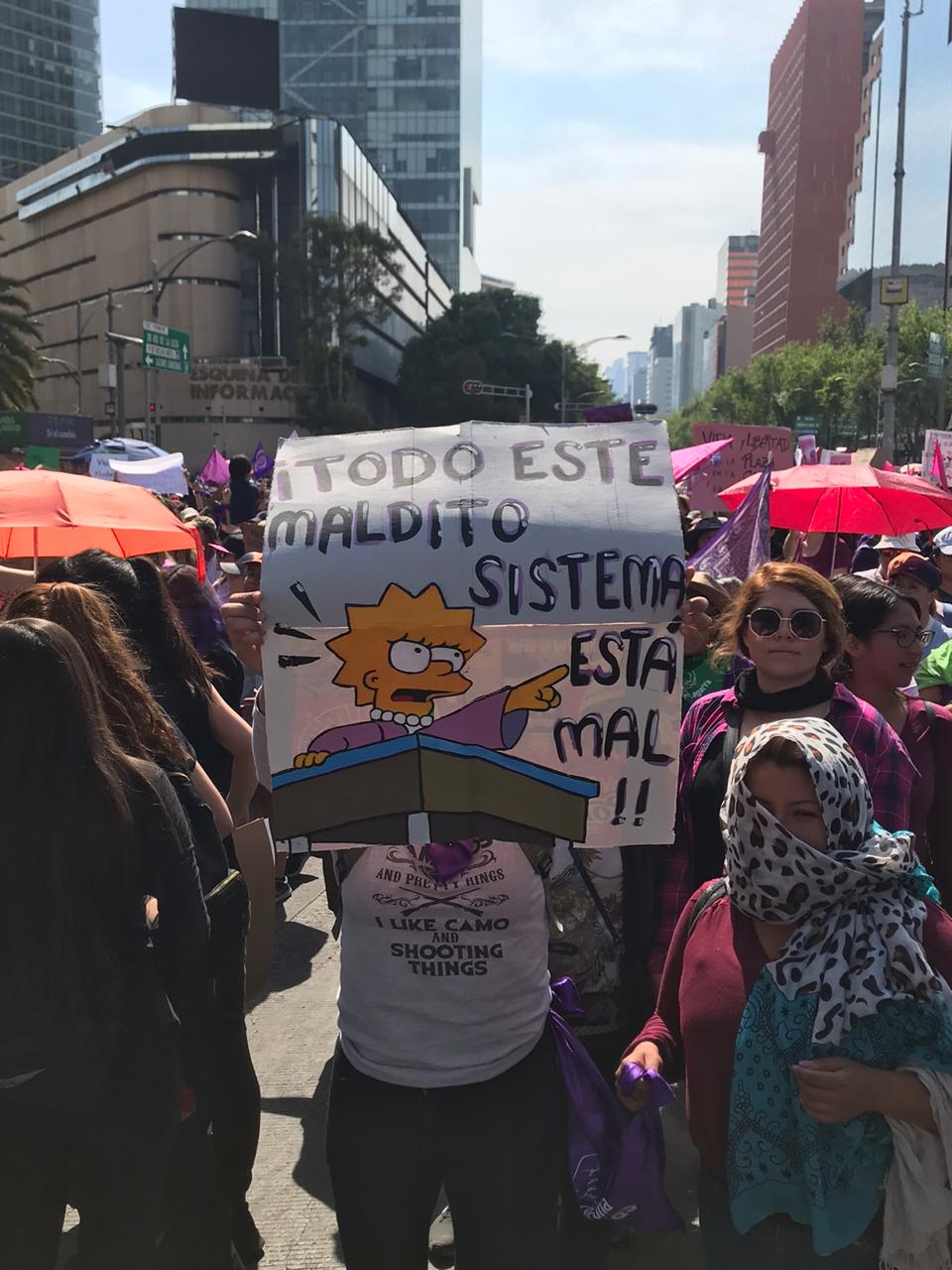 "Marcho con mis hijas para no marchar por ellas" y más pancartas poderosas en la marcha del 8M de CDMX