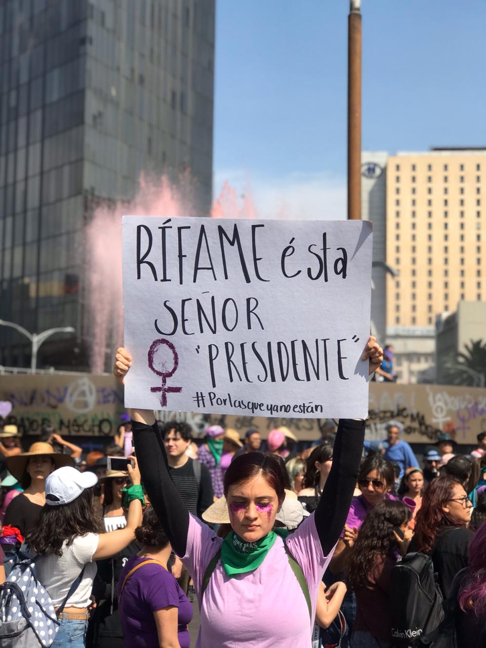 "Marcho con mis hijas para no marchar por ellas" y más pancartas poderosas en la marcha del 8M de CDMX