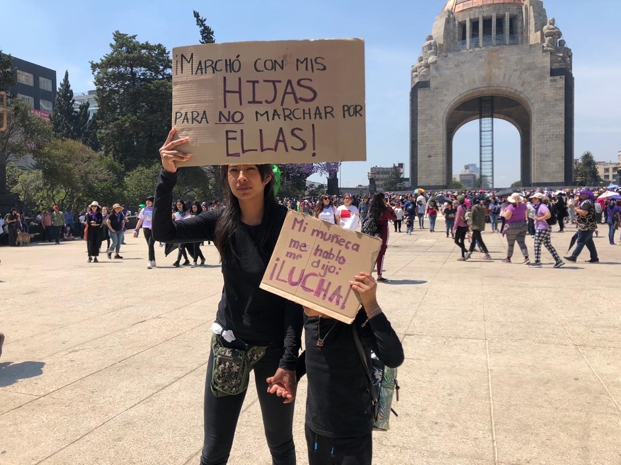 "Marcho con mis hijas para no marchar por ellas" y más pancartas poderosas en la marcha del 8M de CDMX