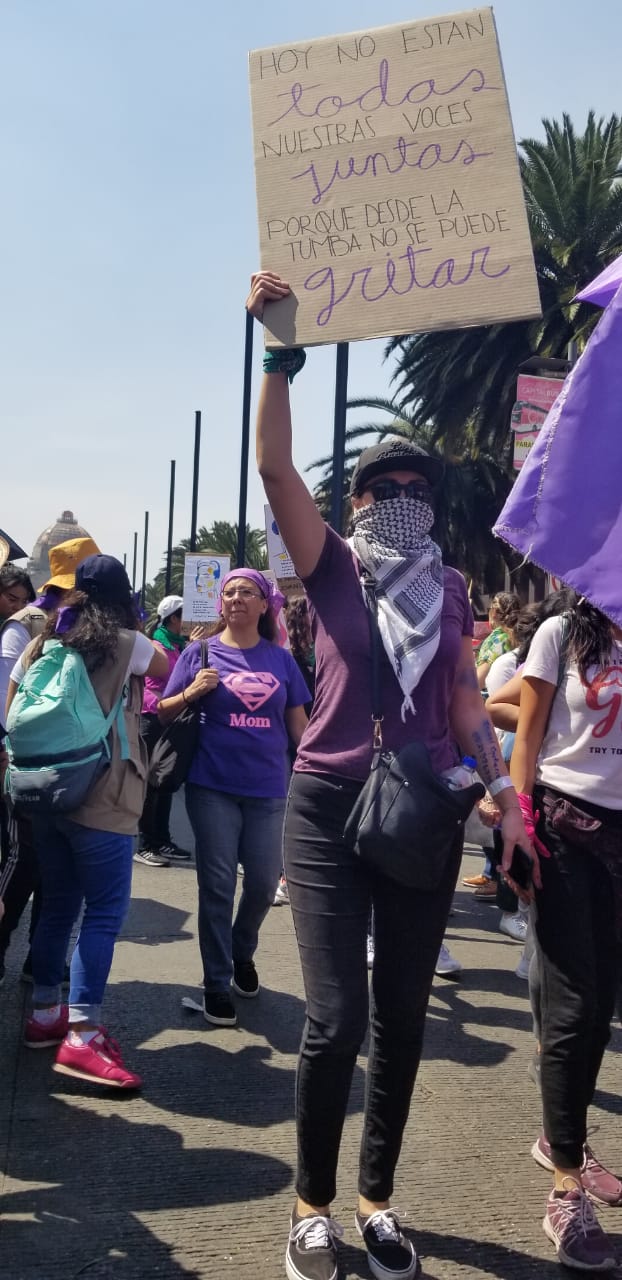 "Marcho con mis hijas para no marchar por ellas" y más pancartas poderosas en la marcha del 8M de CDMX