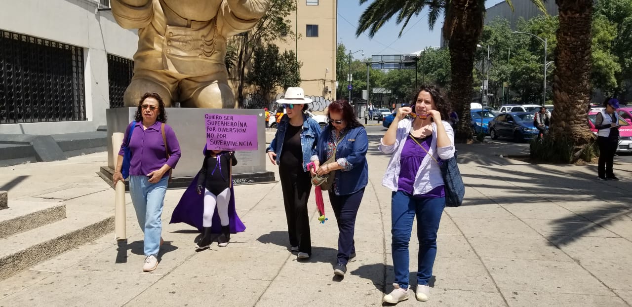 "Marcho con mis hijas para no marchar por ellas" y más pancartas poderosas en la marcha del 8M de CDMX