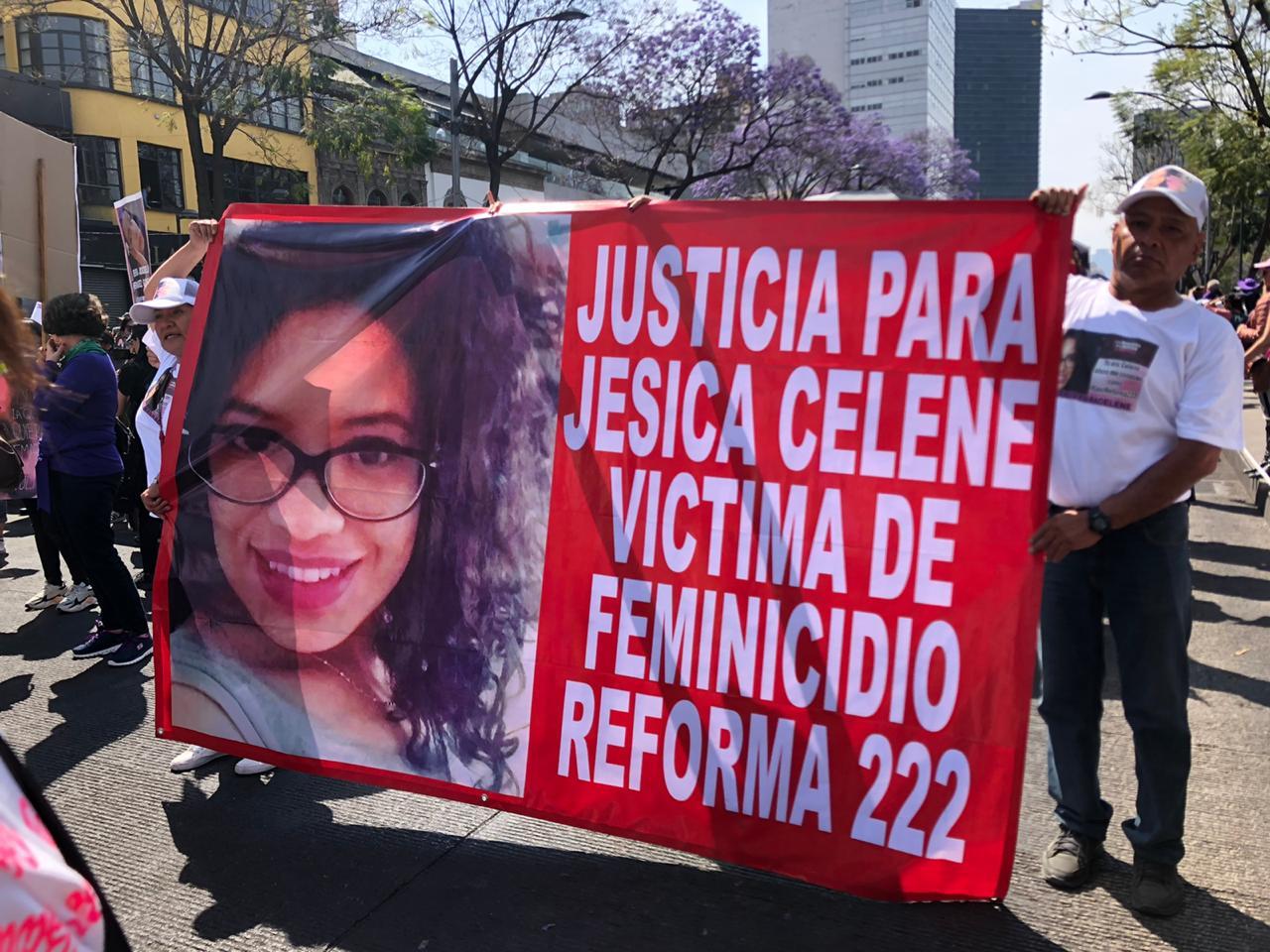 "Marcho con mis hijas para no marchar por ellas" y más pancartas poderosas en la marcha del 8M de CDMX