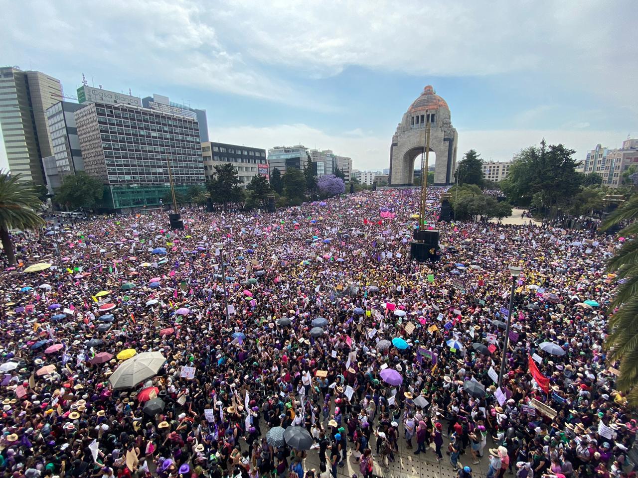 "Marcho con mis hijas para no marchar por ellas" y más pancartas poderosas en la marcha del 8M de CDMX