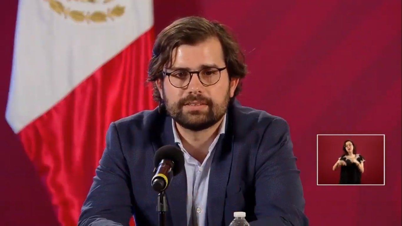 Alejandro Svarch apareció en la conferencia sobre el coronavirus e internet ya lo quiere poner a competir con López-Gatell