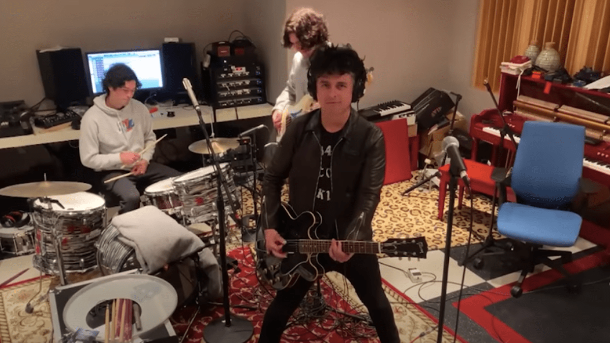 Es de familia: Billie Joe Armstrong y sus hijos coveran “I Think We’re Alone Now”