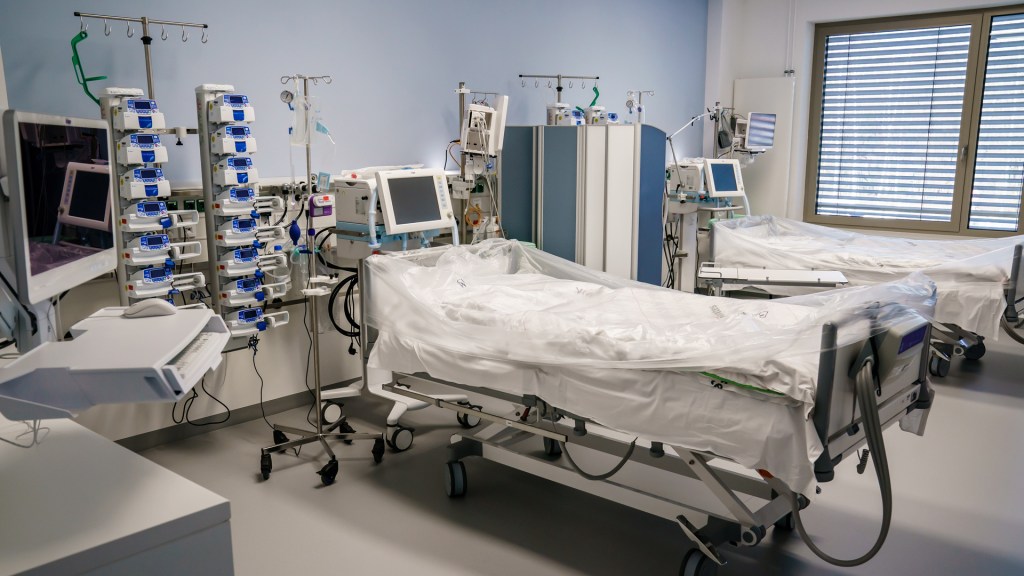 Cama con ventilador para pacientes graves de COVID-19, en el Hospital Vivantes Humboldt en Berlín, Alemania. Foto de EFE