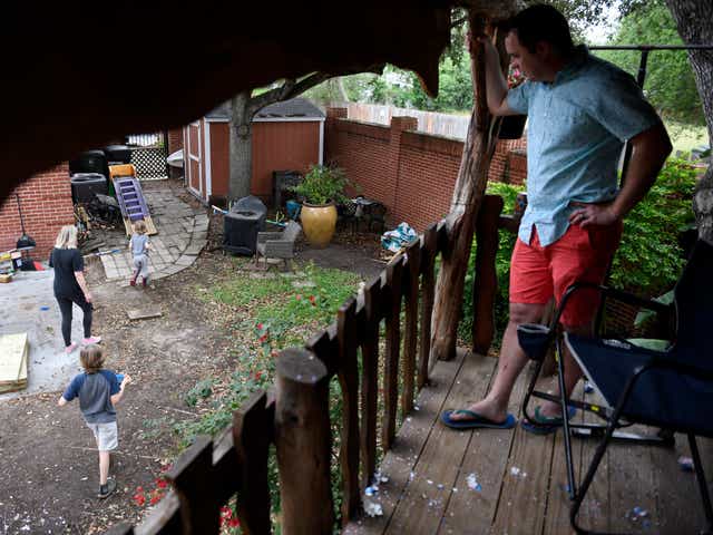 Un doctor se mudó a su casa del árbol para proteger a su familia del coronavirus