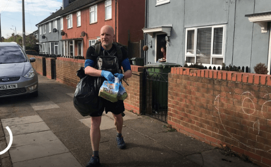 Un profesor lleva comidas a niños menos favorecidos durante la cuarentena en Inglaterra