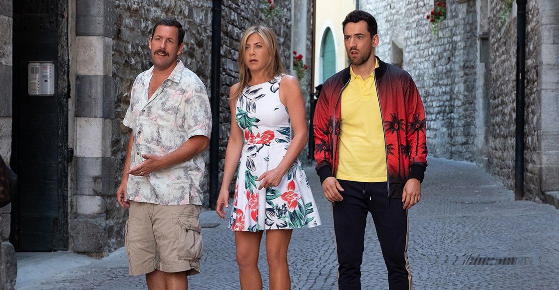 ¡Mira a Luis Gerardo Méndez junto a Jennifer Aniston y Adam Sandler en el tráiler de ‘Murder Mystery’!