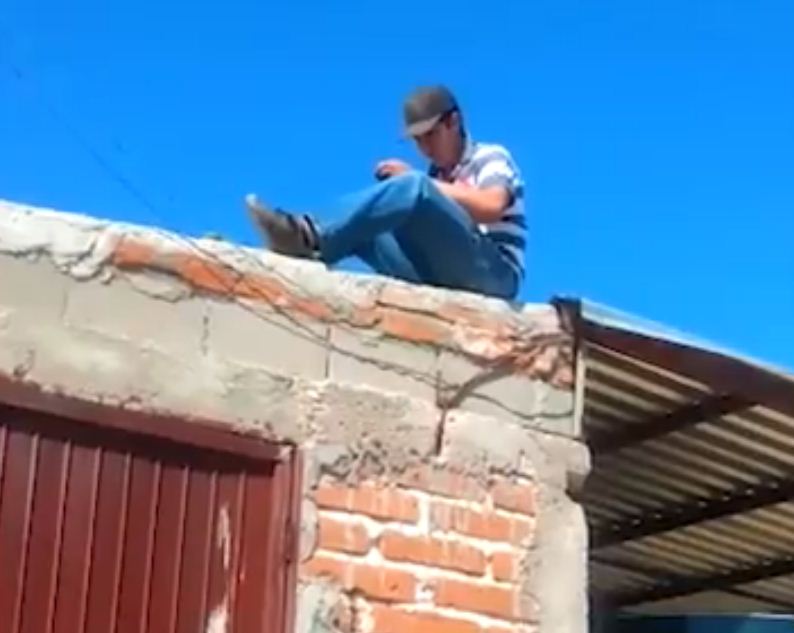 Este joven sube a la azotea de su casa para poder tomar sus clases en línea