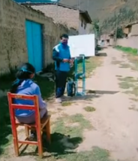 Profesor camina 10 km diariamente para dar clases casa por casa a alumnos de bajos recursos