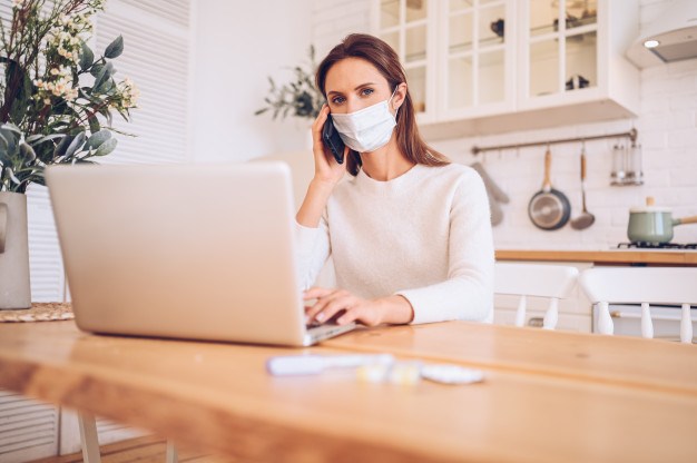 Mujer trabajando en casa en tiempos de COVID