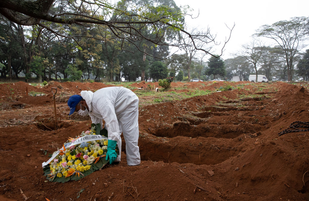 Y no andaba de parranda: Hombre es dado por muerto, lo entierran, y regresa a casa un mes después 