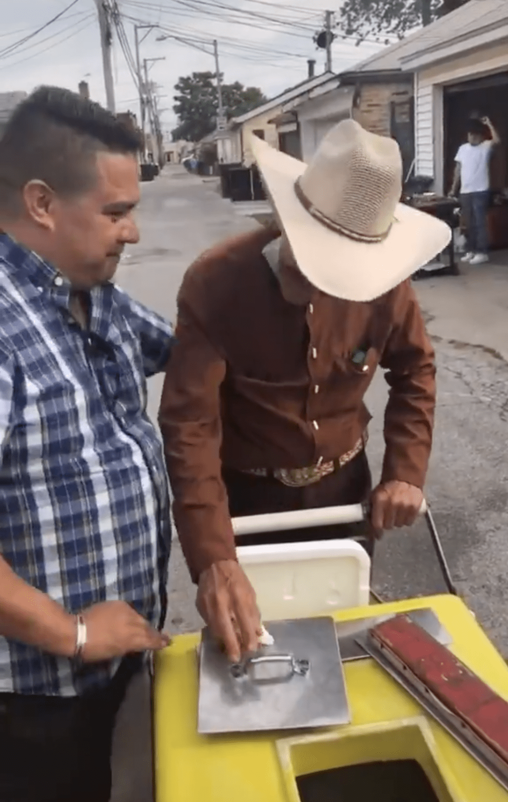 No estamos llorando: Familia compra paletas a abuelito para que pueda irse a celebrar el Día del Padre