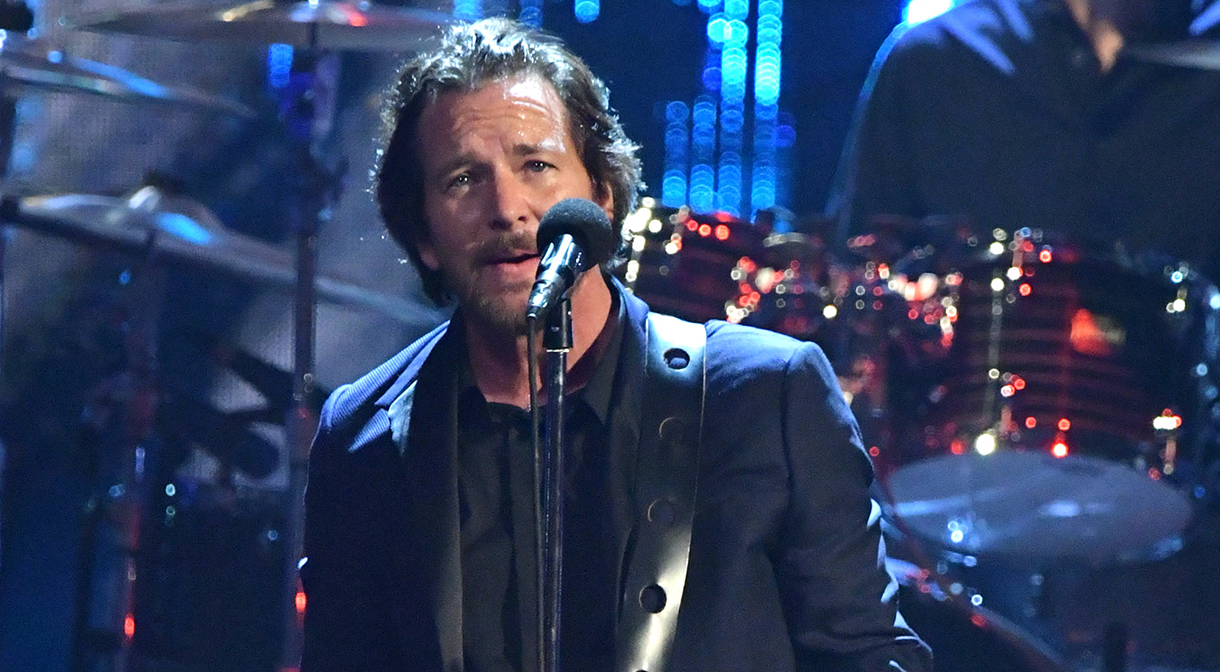 Pearl Jam anuncia concierto con un póster en el que "mata" a Donald Trump