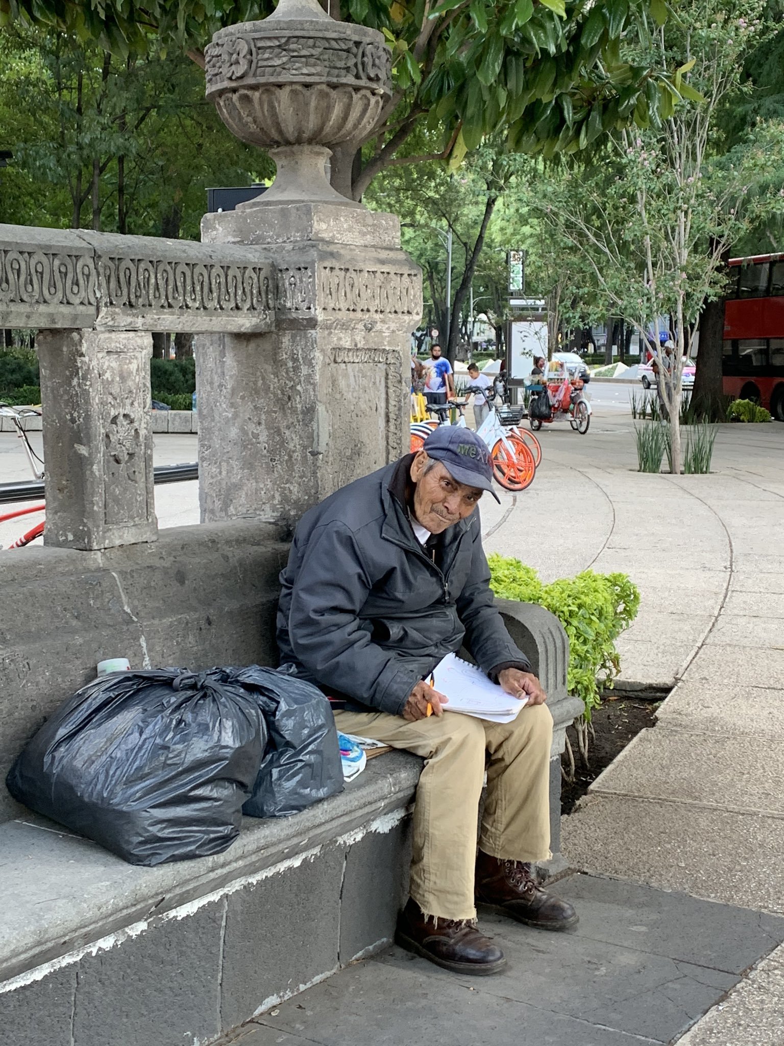 Abuelito hace dibujos en las calles de CDMX para ganarse la vida