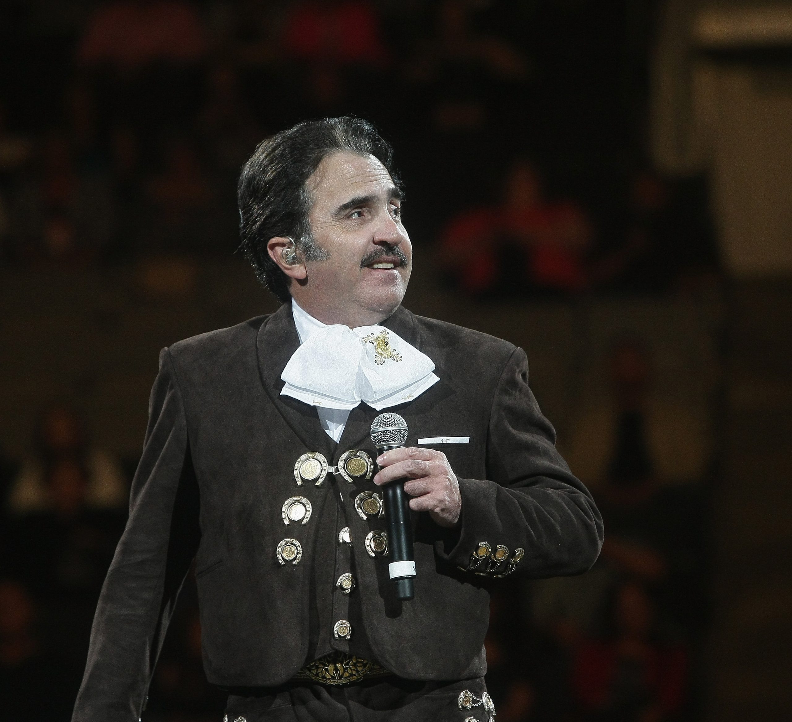 Aunque no lo crean: A Vicente Fernández Jr. se le atoró un pedazo de carne y se enteró que tiene coronavirus