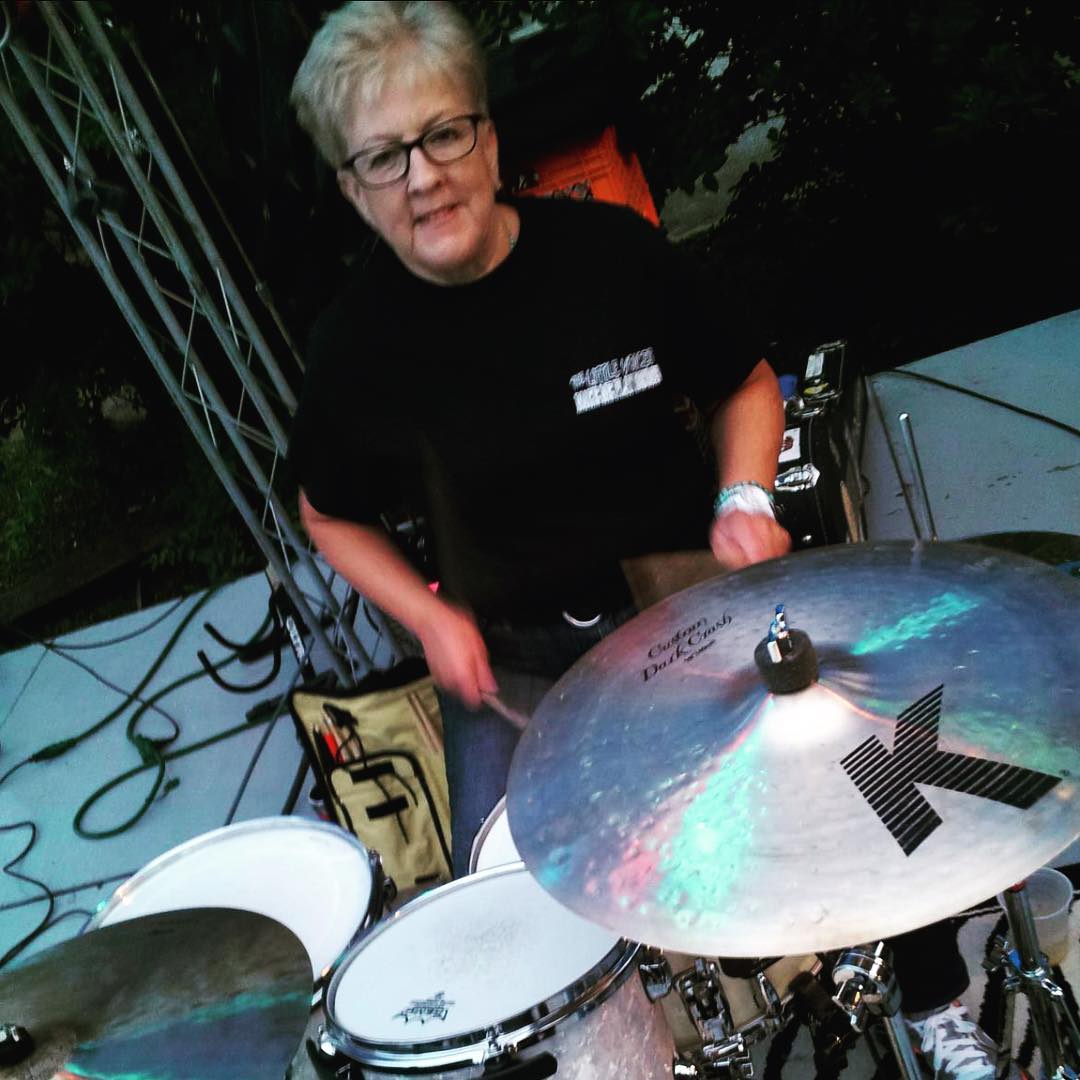 Dorothea Taylor: La abuelita baterista que sorprendió a todos con sus covers a Slipknot y Paramore