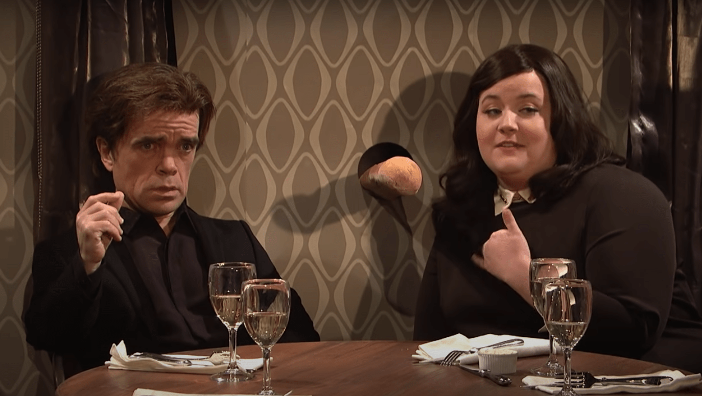 Peter Dinklage en un sketch de 'SNL' con un glory hole.