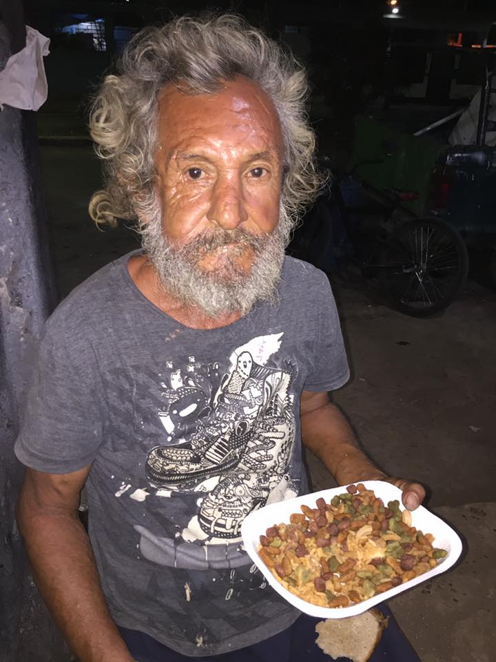 La triste historia del abuelito en situación de calle que recibió croquetas cuando pidió algo de comer