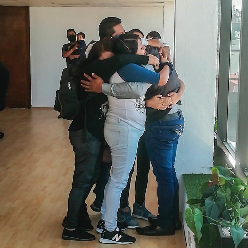 Como de película: Hombre de CDMX se reencuentra con su familia después de 30 años 