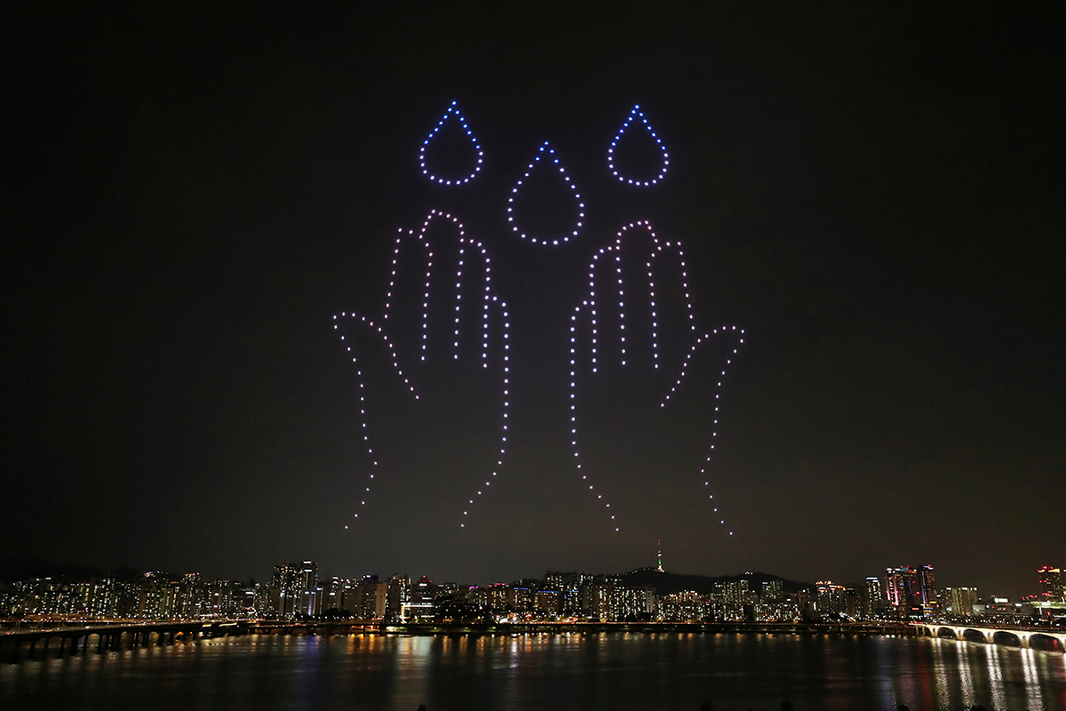 El cielo de Seúl se iluminó con drones y mensajes de prevención COVID