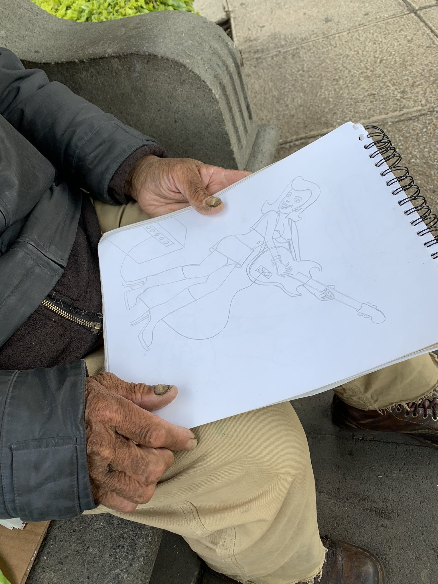 Abuelito hace dibujos en las calles de CDMX para ganarse la vida en plena pandemia