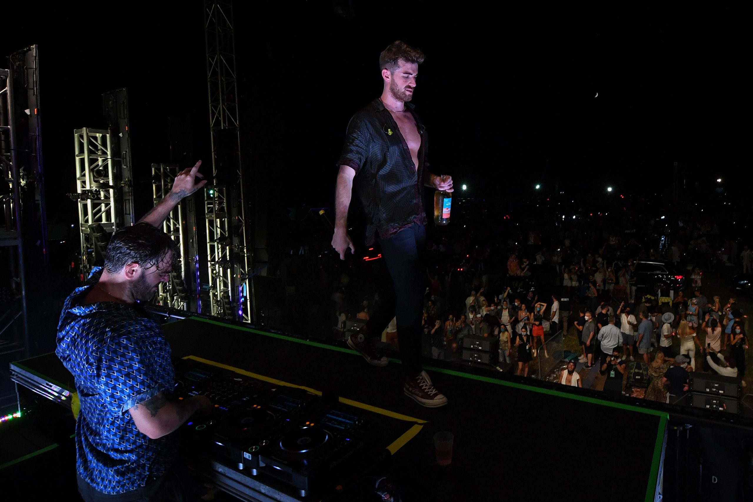 The Chainsmokers dio un concierto en un autocinema... y el público no respetó la sana distancia