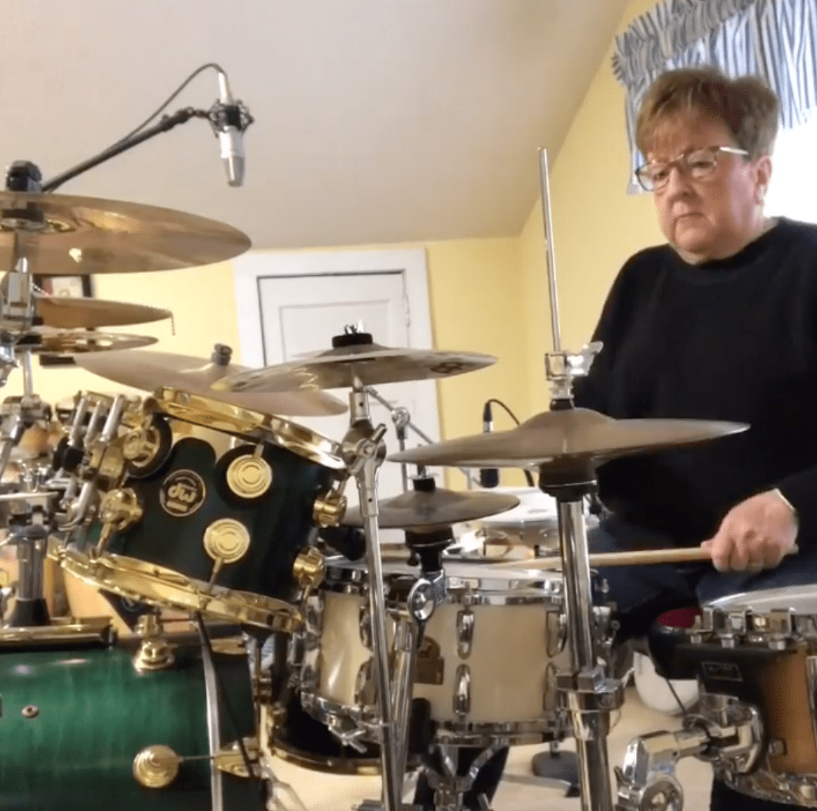 Dorothea Taylor: La abuelita baterista que sorprendió a todos con sus covers a Slipknot y Paramore