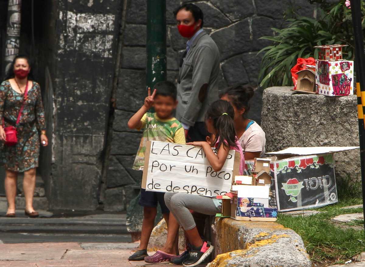 La otra realidad: Familia cambia casitas de cartón por comida en las calles de la CDMX