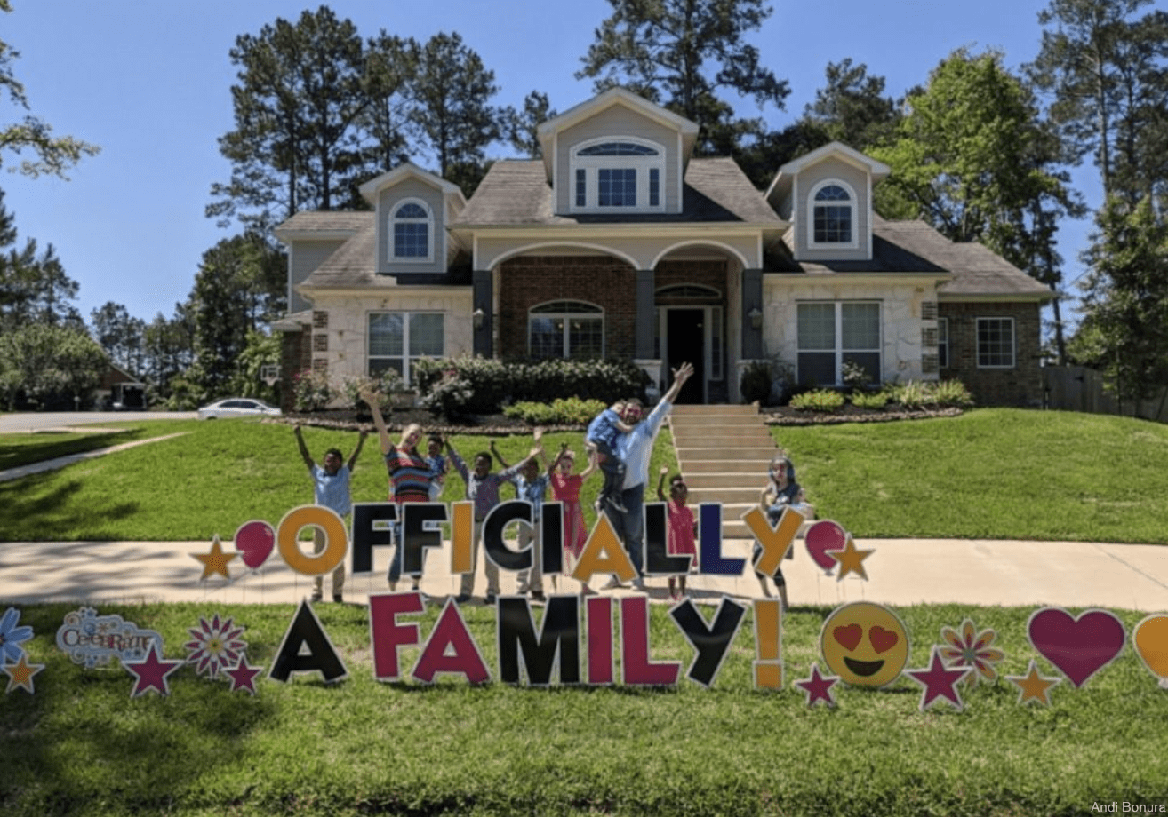 Familia adopta a cinco hermanos que estuvieron separados en diferentes casas temporales