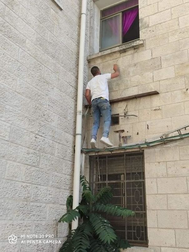 Nunca la dejó sola: Joven escaló hasta la ventana del hospital para cuidar a su mamá enferma de coronavirus