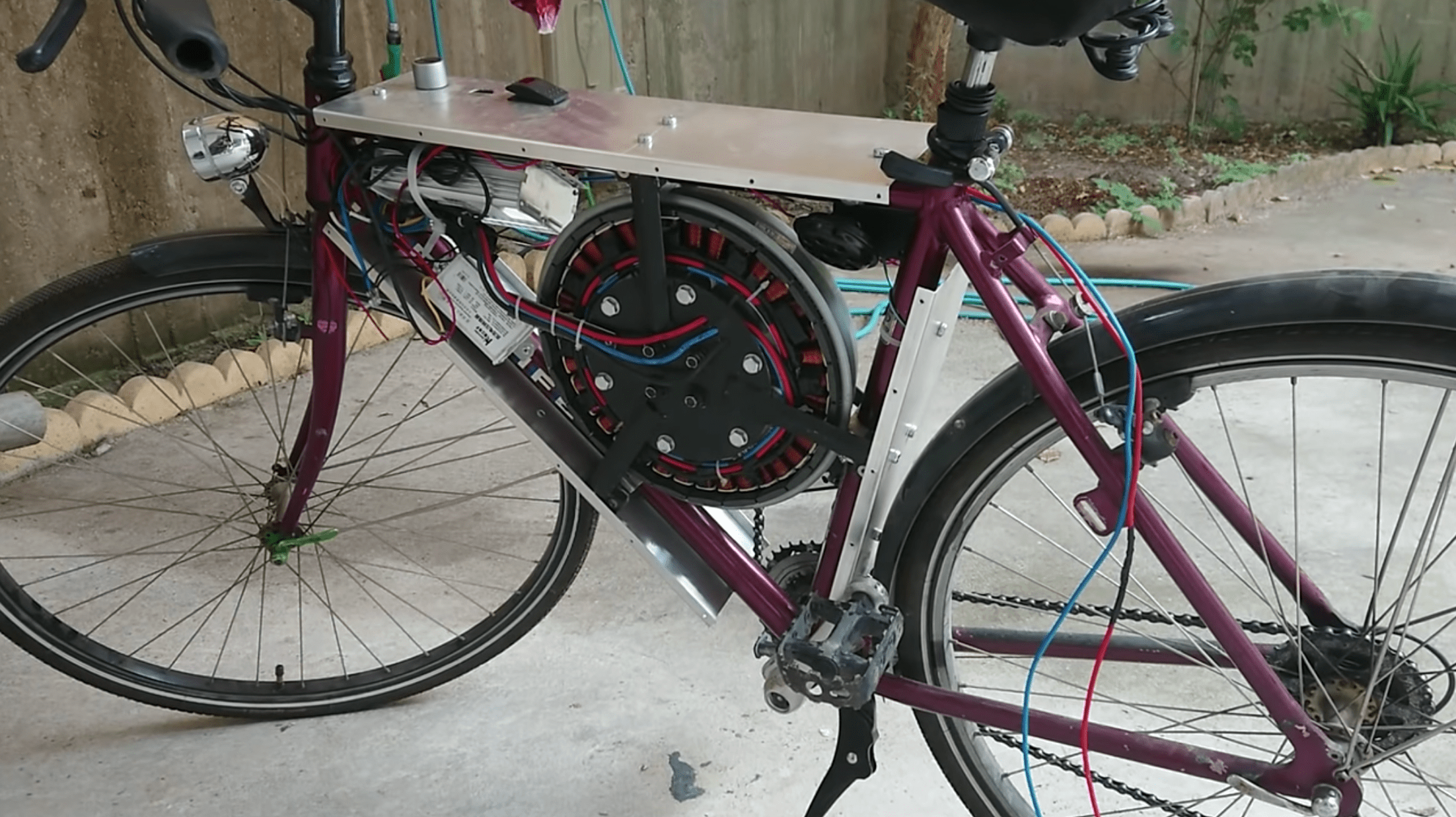 Hombre crea bicicleta eléctrica que llega a los 110km/h con el motor de su lavadora