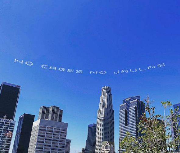 Chinga Tu Migra: los mensajes en el cielo contra los centros de migración en EU