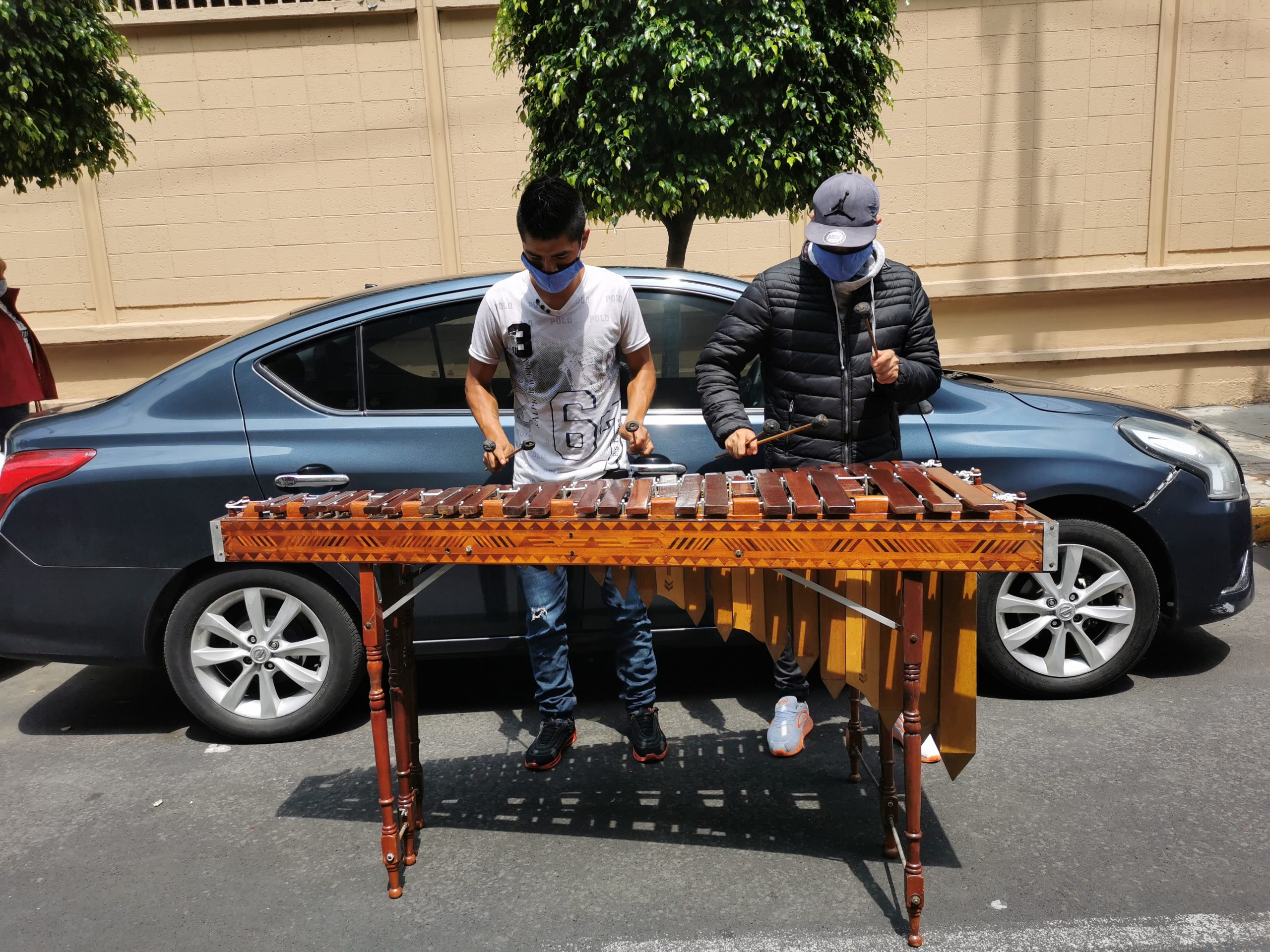 Juan y Daniel son la marimba que alegra las calles de la Ciudad de México