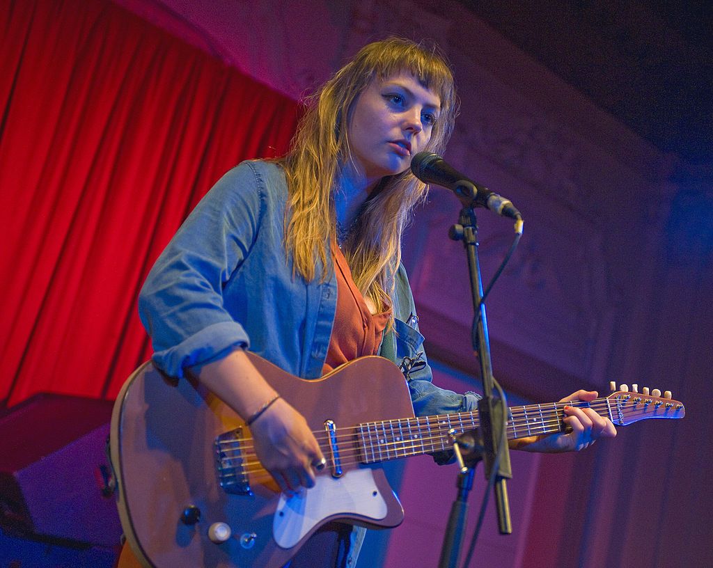 Escucha la fragilidad de Angel Olsen en su nuevo sencillo "Waving, Smiling"