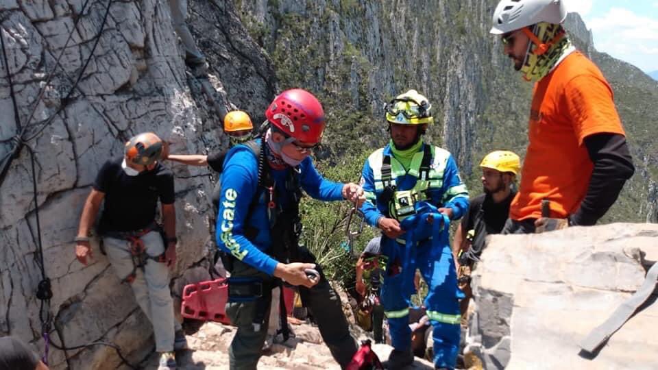 Hombre intenta tomarse una selfie y muere al caerse de un barranco