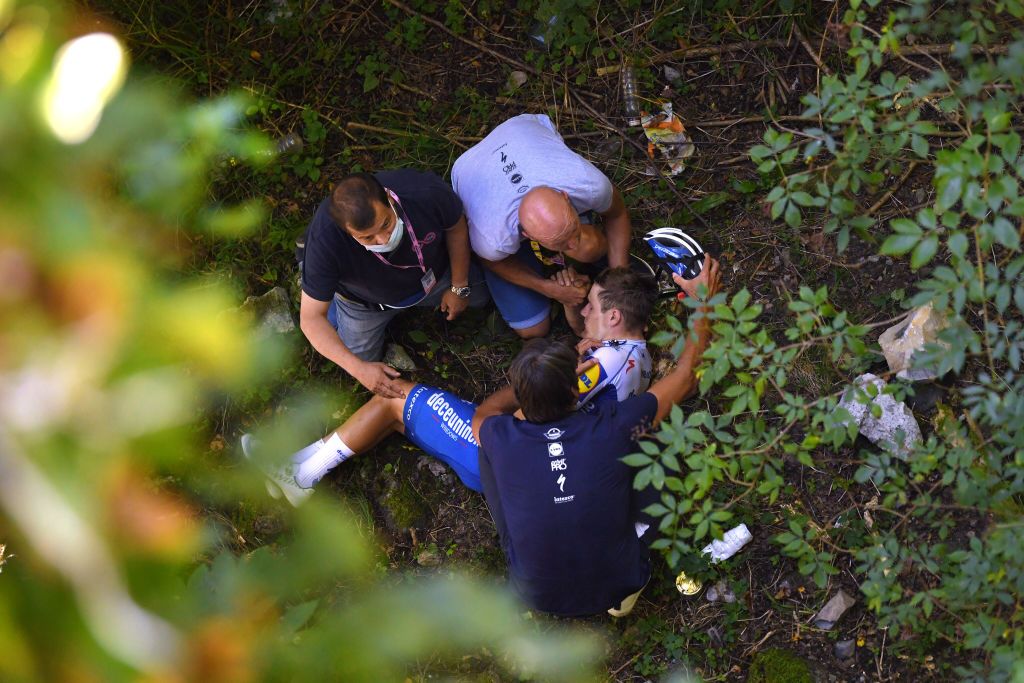 OLOV: Cámara capta al ciclista Remco Evenepoel al caer de un puente durante una competencia