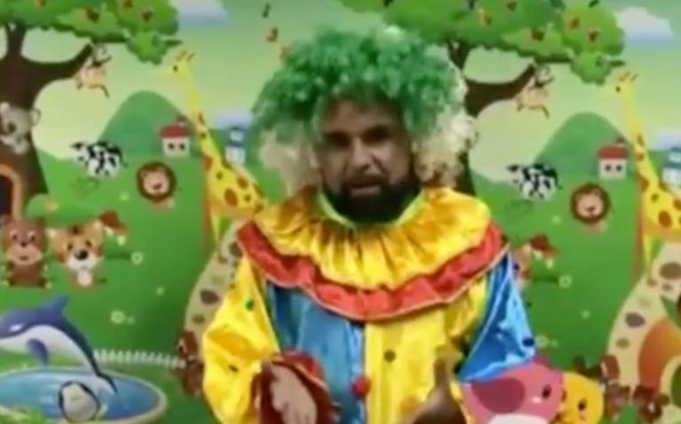 Maestro le da la bienvenida a sus alumnos de primaria vestido como payaso